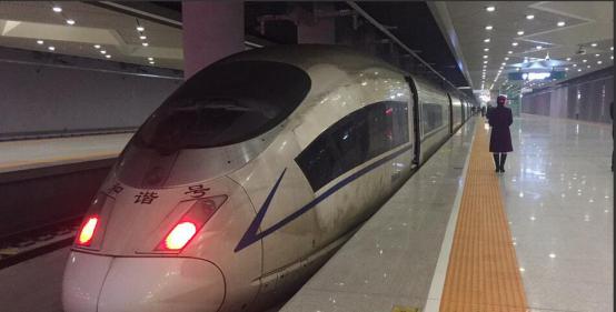  穿越霧霾區的高鐵，塵埃布滿整個車身